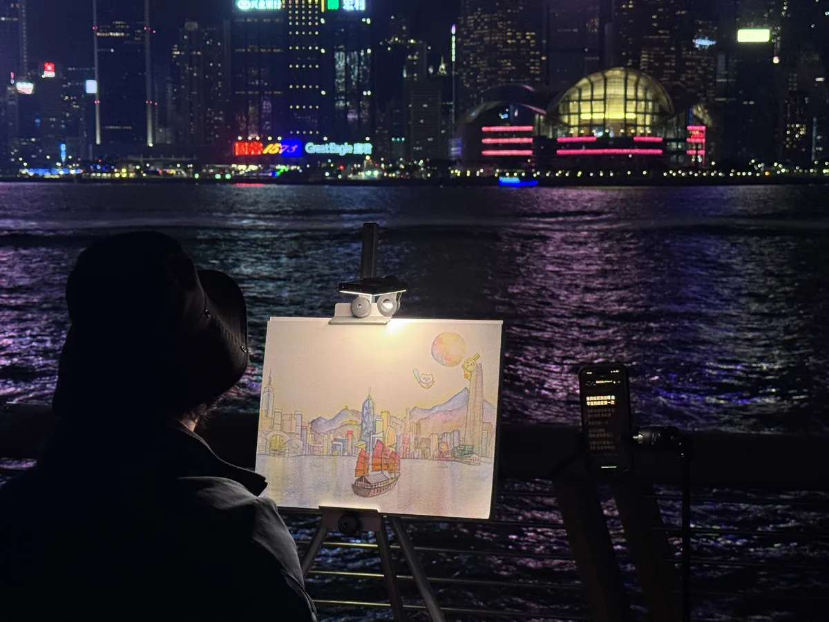 在维港看别人画画